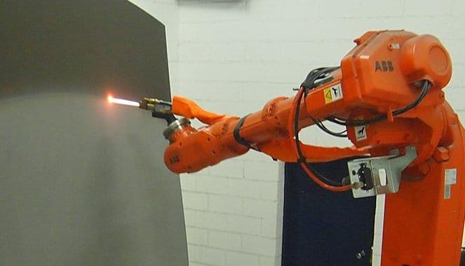 Robô aumenta a produtividade na indústria