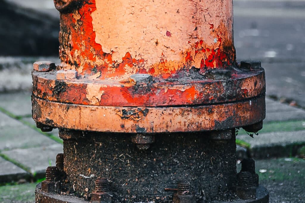 Processo de corrosão por frestas